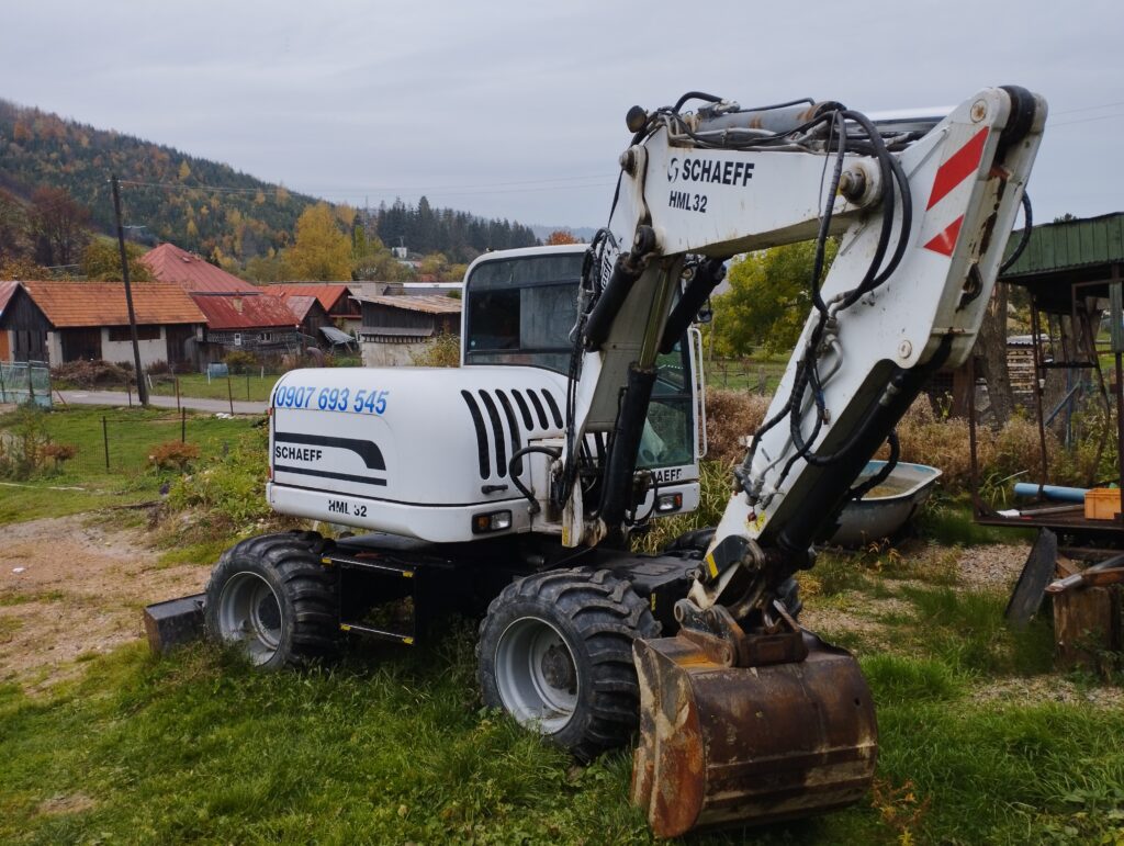 Kolesový báger Schaeff HML 32 pri výkope