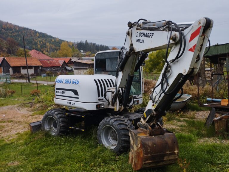 Komatsu kolesový báger pri výkope
