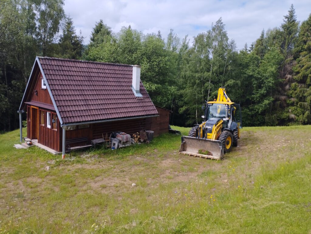 Výkop základov pre rodinný dom bagrom