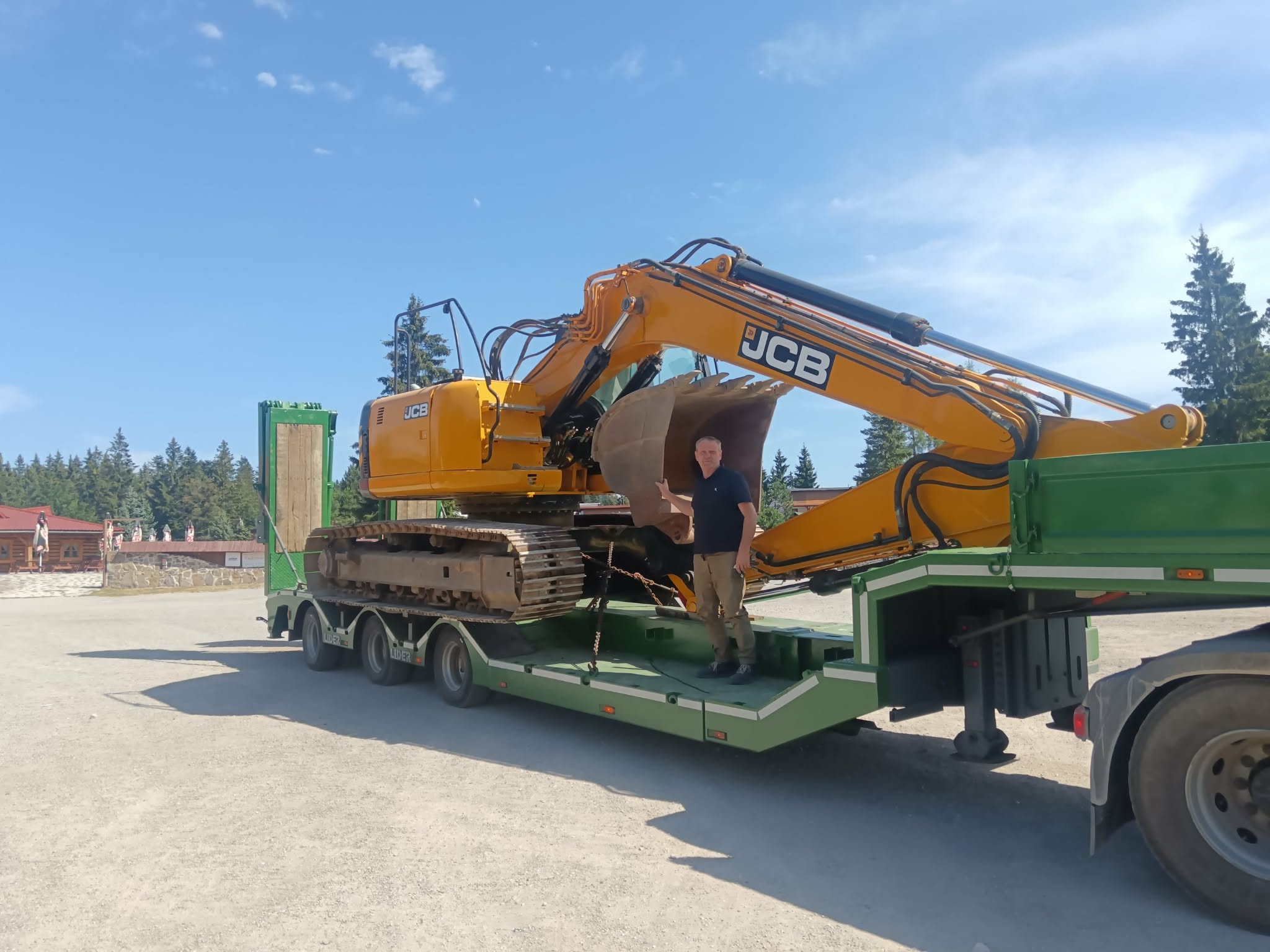Nový JCB báger pri príchode z predajne
