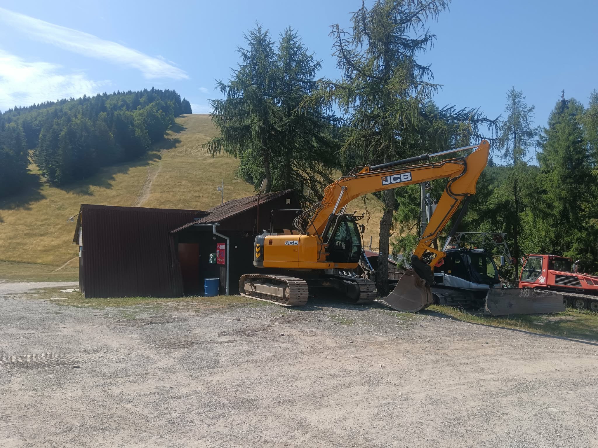 JCB báger pri práci na stavenisku v Horehroní