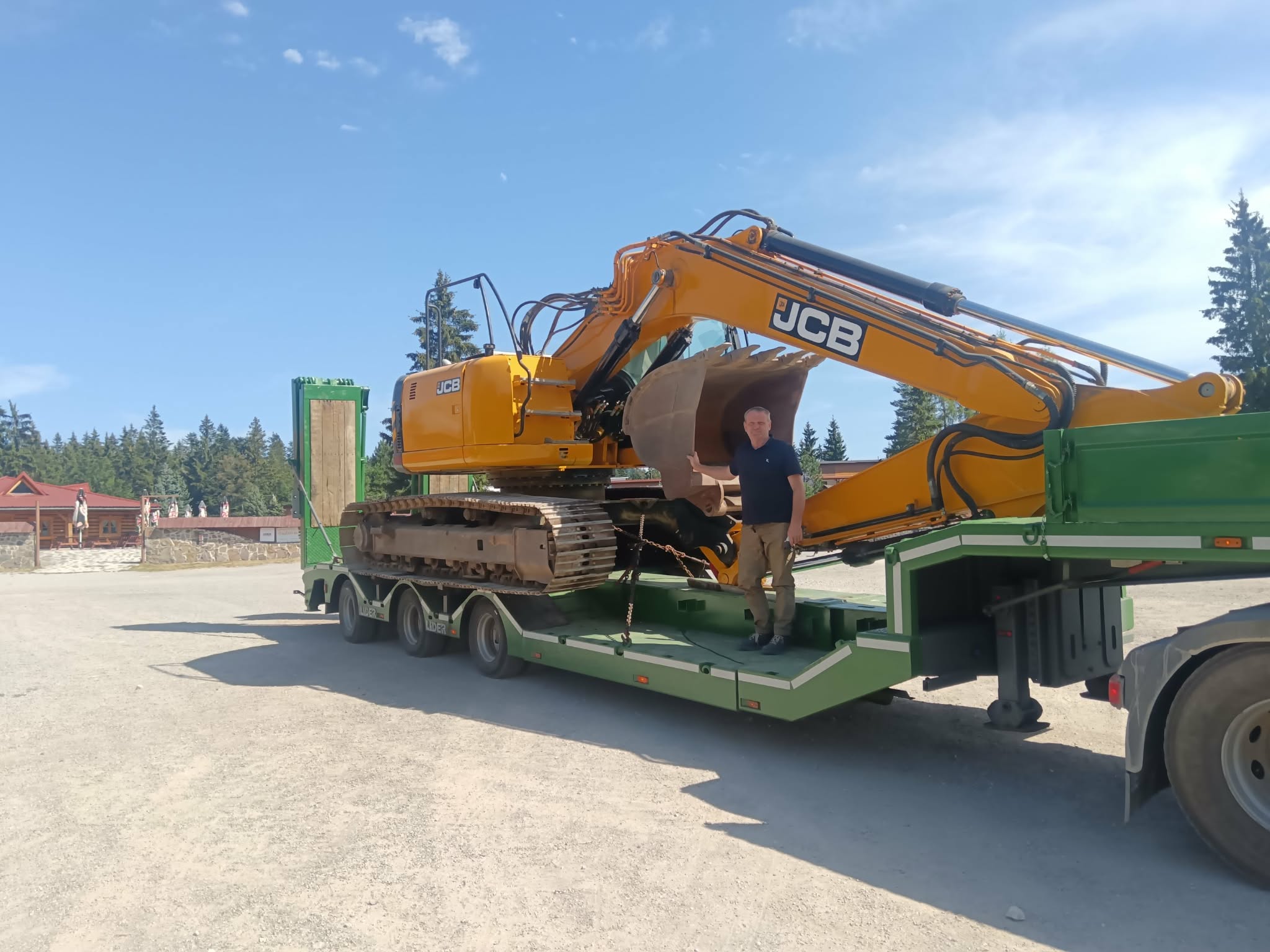 Prevoz JCB bágera na podvalníku