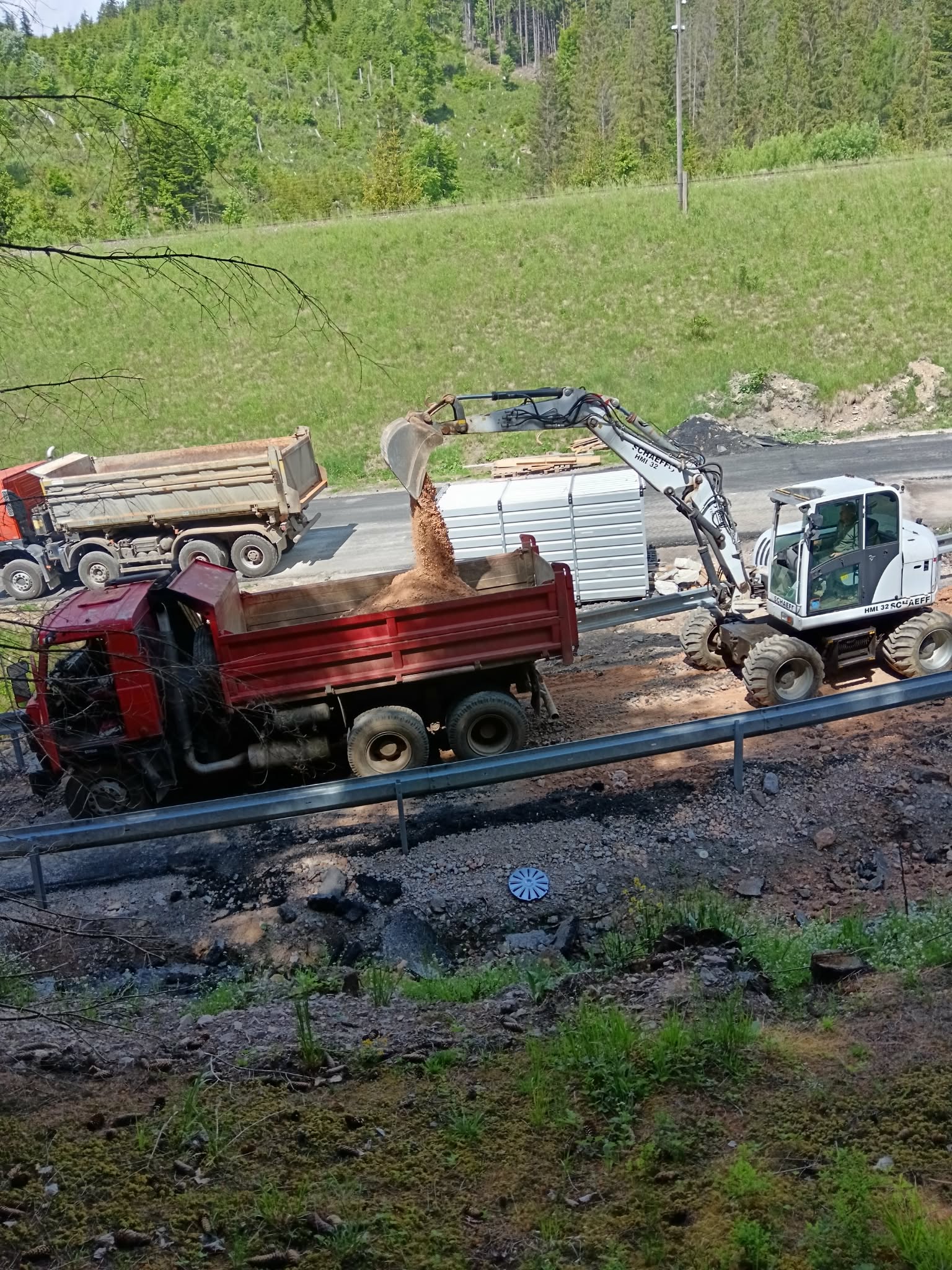 Schaeff HML 32 nakladá materiál do sklápača