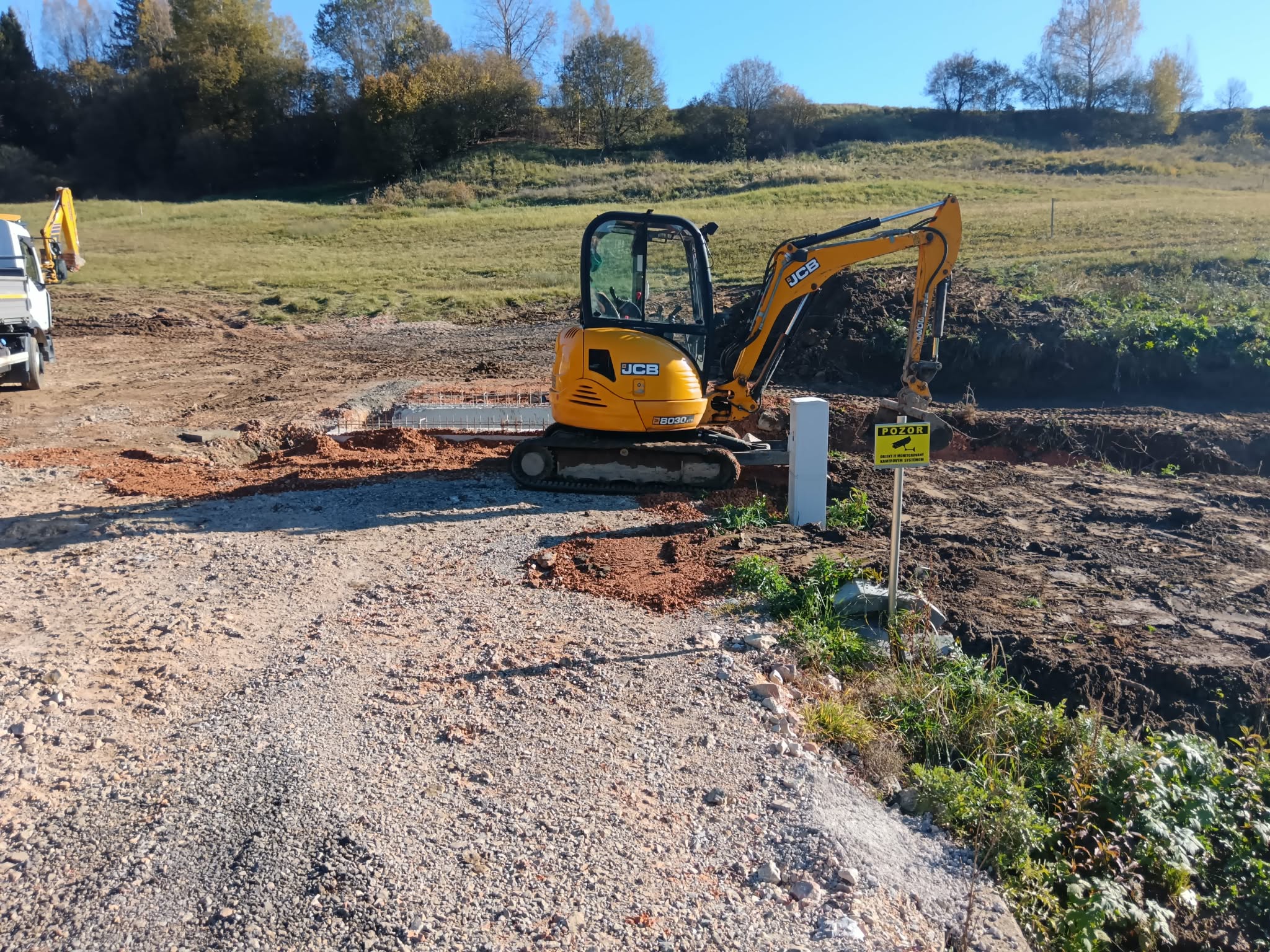 JCB 8030 pásový minibáger pri výkope základov