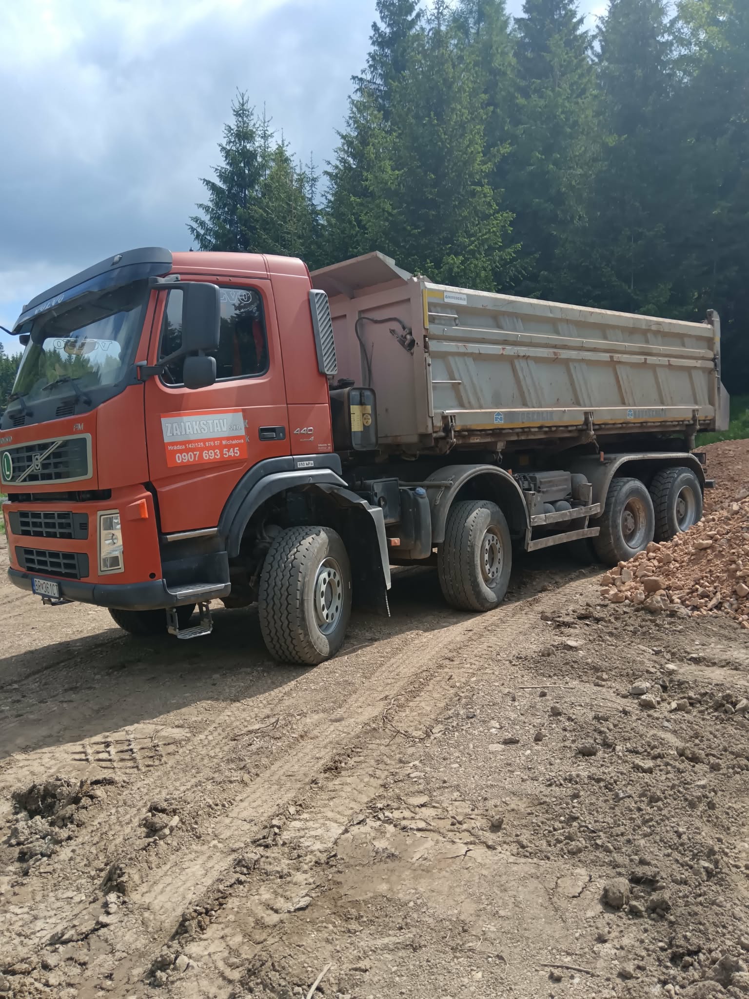 Volvo 8×6 – 16t · 3-stranný sklápač